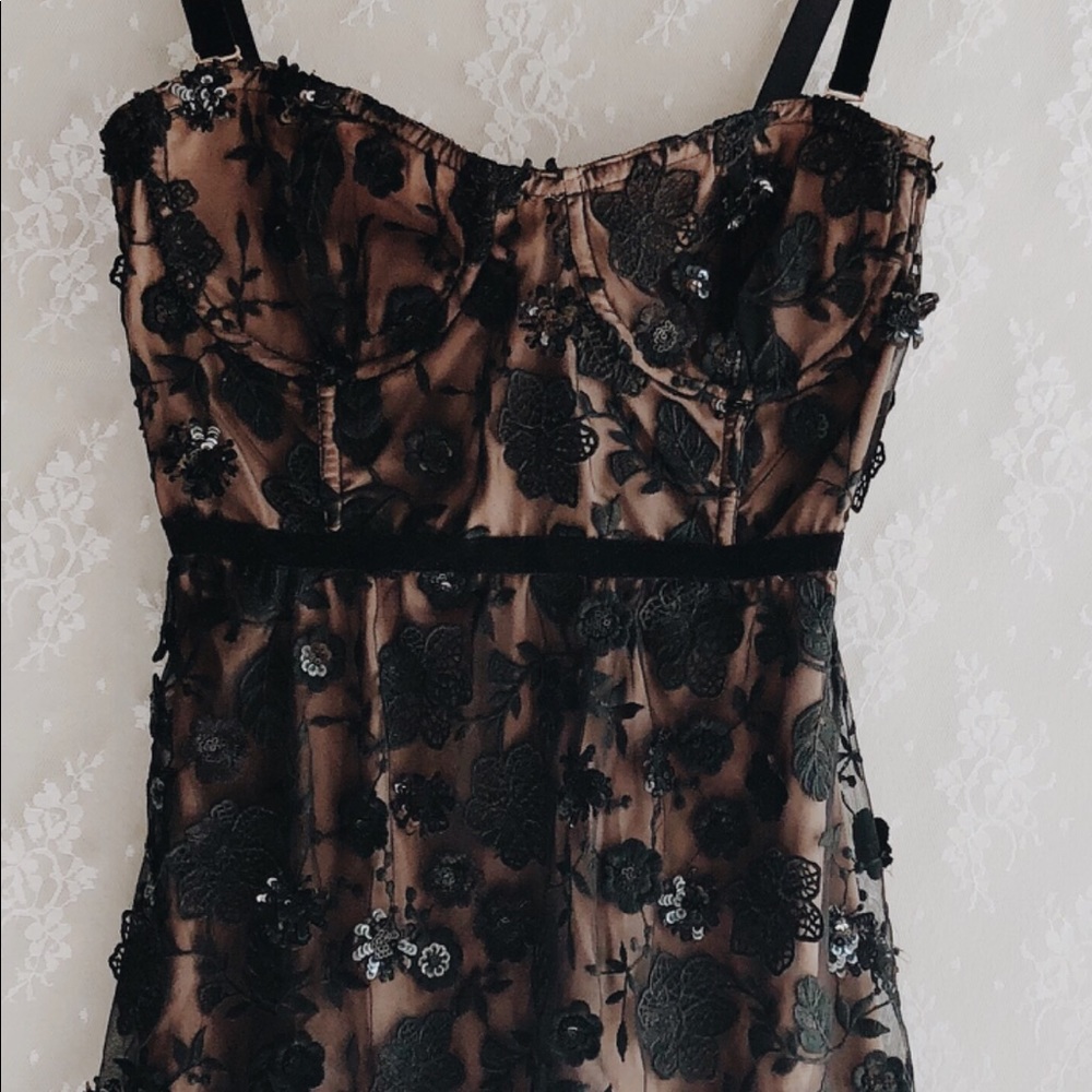 Elegant Black Floral Lace Dress - Picture 5 of 9